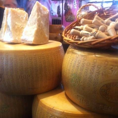 Parmesan véritable à l'épicerie Rap Paris